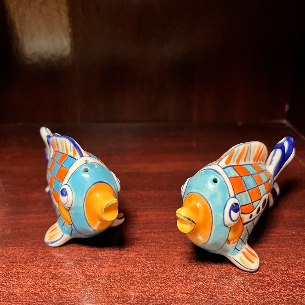 Blue Sky Clayworks Kissing Fish Salt and Pepper Shakers Signed Diane- Vintage - Picture 2 of 4